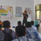 Forbes Bone memberikan edukasi ke pelajar tentang bahaya Narkoba. (ist)