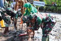 Aksi penanaman bibit mangrove di Berbas Pantai. (ist)