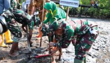Aksi penanaman bibit mangrove di Berbas Pantai. (ist)