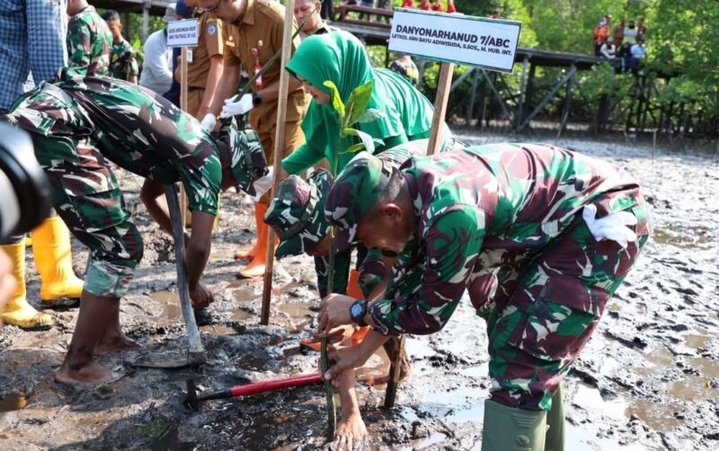 Aksi penanaman bibit mangrove di Berbas Pantai. (ist)