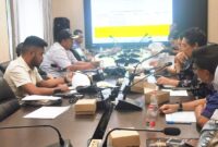 Anggota DPRD dari Fraksi Golkar, Alfin Rausan Fikry (kiri;berjenggot), saat rapat kerja Panitia Khusus (Pansus) LKPJ bersama Badan Kesbangpol Bontang di BPKAD, Sabtu (9/5/). (ist)