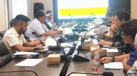 Anggota DPRD dari Fraksi Golkar, Alfin Rausan Fikry (kiri;berjenggot), saat rapat kerja Panitia Khusus (Pansus) LKPJ bersama Badan Kesbangpol Bontang di BPKAD, Sabtu (9/5/). (ist)