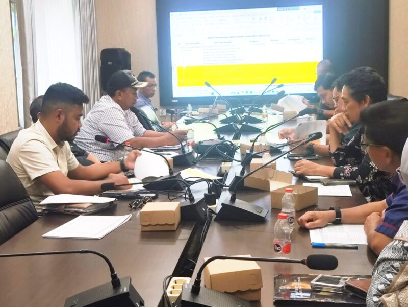 Anggota DPRD dari Fraksi Golkar, Alfin Rausan Fikry (kiri;berjenggot), saat rapat kerja Panitia Khusus (Pansus) LKPJ bersama Badan Kesbangpol Bontang di BPKAD, Sabtu (9/5/). (ist)