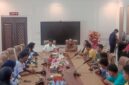 Ketua DPRD Bontang - Andi Faiz memberikan wejangan kepada atlet panjat tebing yang akan berlaga di Kejurprov Samarinda. (ist)