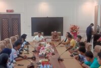 Ketua DPRD Bontang - Andi Faiz memberikan wejangan kepada atlet panjat tebing yang akan berlaga di Kejurprov Samarinda. (ist)