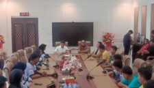 Ketua DPRD Bontang - Andi Faiz memberikan wejangan kepada atlet panjat tebing yang akan berlaga di Kejurprov Samarinda. (ist)