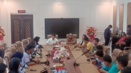 Ketua DPRD Bontang - Andi Faiz memberikan wejangan kepada atlet panjat tebing yang akan berlaga di Kejurprov Samarinda. (ist)