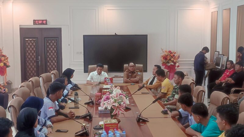 Ketua DPRD Bontang - Andi Faiz memberikan wejangan kepada atlet panjat tebing yang akan berlaga di Kejurprov Samarinda. (ist)