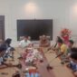 Ketua DPRD Bontang - Andi Faiz memberikan wejangan kepada atlet panjat tebing yang akan berlaga di Kejurprov Samarinda. (ist)
