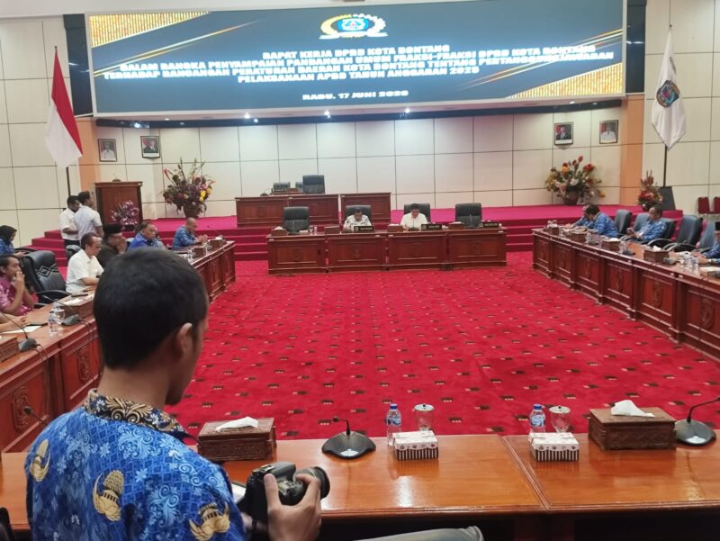 DPRD Kota Bontang menggelar rapat kerja dengan agenda pandangan umum fraksi-fraksi terhadap Raperda P2APBD Tahun Anggaran 2025, Rabu (17/6/2026).