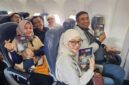 Wagub Sulsel Fatmawati Rusdi (baju kuning) didampingi Bupati Bone dan Bupati Maros memperlihatkan buku “BupAAS: Jalan Pengabdian”. (ist)