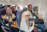 Wagub Sulsel Fatmawati Rusdi (baju kuning) didampingi Bupati Bone dan Bupati Maros memperlihatkan buku “BupAAS: Jalan Pengabdian”. (ist)
