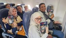 Wagub Sulsel Fatmawati Rusdi (baju kuning) didampingi Bupati Bone dan Bupati Maros memperlihatkan buku “BupAAS: Jalan Pengabdian”. (ist)