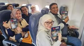 Wagub Sulsel Fatmawati Rusdi (baju kuning) didampingi Bupati Bone dan Bupati Maros memperlihatkan buku “BupAAS: Jalan Pengabdian”. (ist)