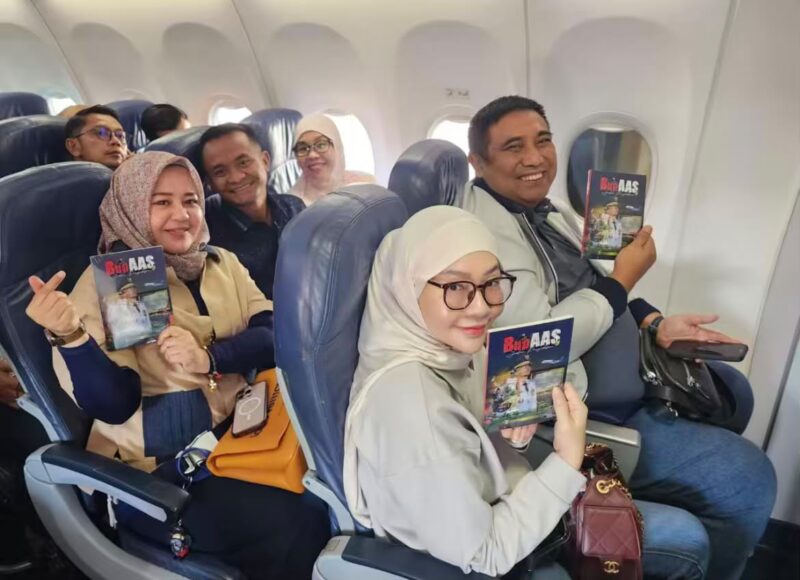 Wagub Sulsel Fatmawati Rusdi (baju kuning) didampingi Bupati Bone dan Bupati Maros memperlihatkan buku “BupAAS: Jalan Pengabdian”. (ist)