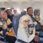 Wagub Sulsel Fatmawati Rusdi (baju kuning) didampingi Bupati Bone dan Bupati Maros memperlihatkan buku “BupAAS: Jalan Pengabdian”. (ist)