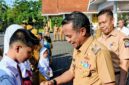 Bupati Bone, H. Andi Asman Sulaiman, S.Sos., M.M. (BupAAS), secara simbolis menyerahkan 18.426 seragam sekolah gratis kepada peserta didik baru sekaligus meluncurkan GAAS Beramal (Galakkan Aksi Ambil Sampah – Bersih, Asri, Mandiri, Aman, Lestari) di halaman Rumah Jabatan Bupati Bone, Senin (13/7/2026).
