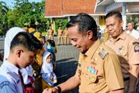 Bupati Bone, H. Andi Asman Sulaiman, S.Sos., M.M. (BupAAS), secara simbolis menyerahkan 18.426 seragam sekolah gratis kepada peserta didik baru sekaligus meluncurkan GAAS Beramal (Galakkan Aksi Ambil Sampah – Bersih, Asri, Mandiri, Aman, Lestari) di halaman Rumah Jabatan Bupati Bone, Senin (13/7/2026).