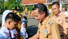 Bupati Bone, H. Andi Asman Sulaiman, S.Sos., M.M. (BupAAS), secara simbolis menyerahkan 18.426 seragam sekolah gratis kepada peserta didik baru sekaligus meluncurkan GAAS Beramal (Galakkan Aksi Ambil Sampah – Bersih, Asri, Mandiri, Aman, Lestari) di halaman Rumah Jabatan Bupati Bone, Senin (13/7/2026).