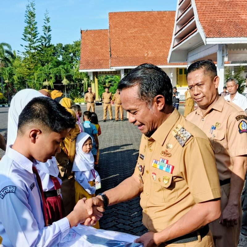Bupati Bone, H. Andi Asman Sulaiman, S.Sos., M.M. (BupAAS), secara simbolis menyerahkan 18.426 seragam sekolah gratis kepada peserta didik baru sekaligus meluncurkan GAAS Beramal (Galakkan Aksi Ambil Sampah – Bersih, Asri, Mandiri, Aman, Lestari) di halaman Rumah Jabatan Bupati Bone, Senin (13/7/2026).