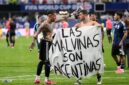 Spanduk Malvinas Usai Argentina Kalahkan Inggris Picu Polemik. (int)