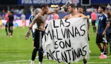 Spanduk Malvinas Usai Argentina Kalahkan Inggris Picu Polemik. (int)