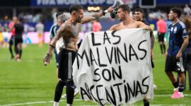 Spanduk Malvinas Usai Argentina Kalahkan Inggris Picu Polemik. (int)