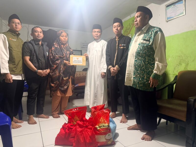 Gubernur Sulsel Salurkan Bantuan untuk Keluarga Bocah Korban Tenggelam di Pantai Depan Masjid 99 Kubah. (ist)
