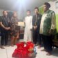 Gubernur Sulsel Salurkan Bantuan untuk Keluarga Bocah Korban Tenggelam di Pantai Depan Masjid 99 Kubah. (ist)