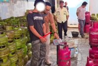 Polisi menggerebek ruko diduga jadi tempat oplosan LPG di Cileungsi, Bogor. (Dok. Istimewa)