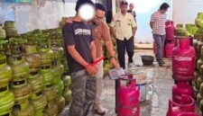 Polisi menggerebek ruko diduga jadi tempat oplosan LPG di Cileungsi, Bogor. (Dok. Istimewa)