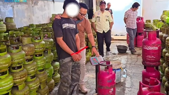 Polisi menggerebek ruko diduga jadi tempat oplosan LPG di Cileungsi, Bogor. (Dok. Istimewa)