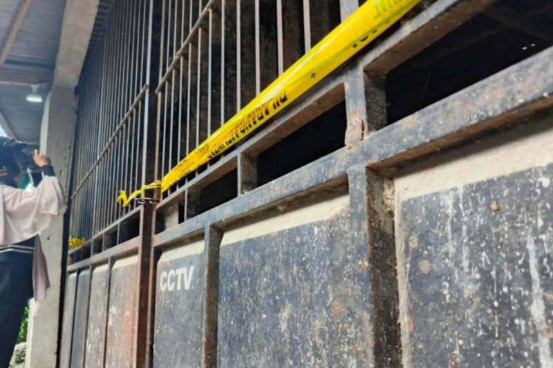 Rumah warga korban pembunuhan satu keluarga di Kelurahan Duyu Kota Palu, Sulawesi Tengah, dipasang gari polisi dan kepolisian setempat masih mengejar pelaku. ANTARA/HO-Dokumen Pribadi