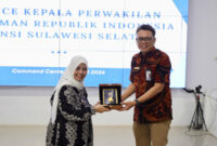 Bupati Sinjai Hj Ratnawati Arif memberikan cindera mata kepada Kepala Ombudsman RI Perwakilan Sulsel. (int)