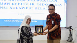 Bupati Sinjai Hj Ratnawati Arif memberikan cindera mata kepada Kepala Ombudsman RI Perwakilan Sulsel. (int)