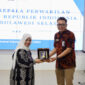 Bupati Sinjai Hj Ratnawati Arif memberikan cindera mata kepada Kepala Ombudsman RI Perwakilan Sulsel. (int)