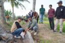 Bupati Luwu menyalurkan bantuan mesin pompa air kepada petani yang terdampak kekeringan. (ist)