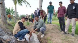Bupati Luwu menyalurkan bantuan mesin pompa air kepada petani yang terdampak kekeringan. (ist)