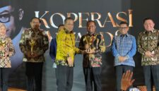 Gubernur Sulsel Andi Sudirman Raih Penghargaan Bakti Koperasi Nayaka Mahambara 2026. (ist)
