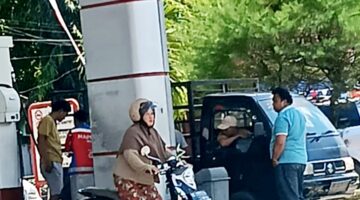 Antrian Panjang Disejumlah SPBU, Kanit Reskrim Polsek Sinjai Utara Turun Lakukan Pengawasan