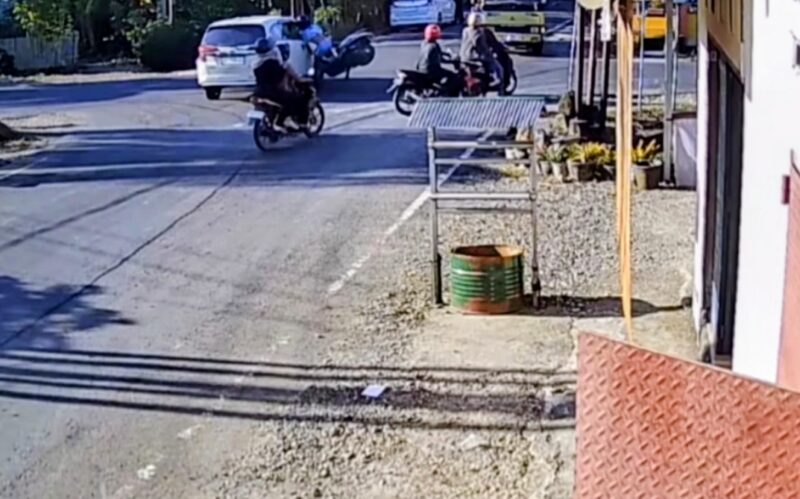 Kecelakaan lalu lintas yang melibatkan sebuah mobil dan sepeda motor kembali terjadi di perempatan Jalan Andi Celleng–Jalan Yos Sudarso, Kabupaten Bone, Sabtu (1/8/2026).