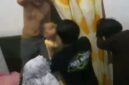 Pria tanpa mengenakan baju digerebek saat berduaan dengan wanita yang sudah bersuami. (ist)