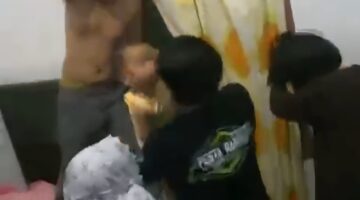 Pria tanpa mengenakan baju digerebek saat berduaan dengan wanita yang sudah bersuami. (ist)