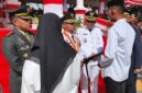 Bupati Bone Andi Asman Sulaiman secara simbolis menyerahkan remisi kepada warga binaan Lapas Kelas IIA Watampone, Senin (17/8/2026). (Diksiku/Idhul)