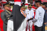 Bupati Bone Andi Asman Sulaiman secara simbolis menyerahkan remisi kepada warga binaan Lapas Kelas IIA Watampone, Senin (17/8/2026). (Diksiku/Idhul)