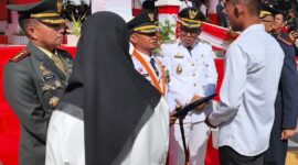 Bupati Bone Andi Asman Sulaiman secara simbolis menyerahkan remisi kepada warga binaan Lapas Kelas IIA Watampone, Senin (17/8/2026). (Diksiku/Idhul)