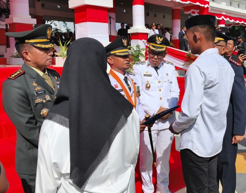 Bupati Bone Andi Asman Sulaiman secara simbolis menyerahkan remisi kepada warga binaan Lapas Kelas IIA Watampone, Senin (17/8/2026). (Diksiku/Idhul)