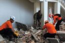 Petugas saat melakukan evakuasi dampak gempa NTT. (ANTARA FOTO/Gregorio J Gilber)