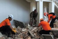 Petugas saat melakukan evakuasi dampak gempa NTT. (ANTARA FOTO/Gregorio J Gilber)