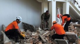 Petugas saat melakukan evakuasi dampak gempa NTT. (ANTARA FOTO/Gregorio J Gilber)